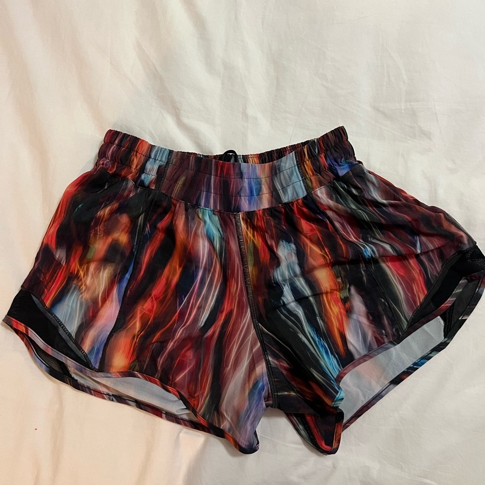 Lululemon hotty hot shorts 4 inch size 6